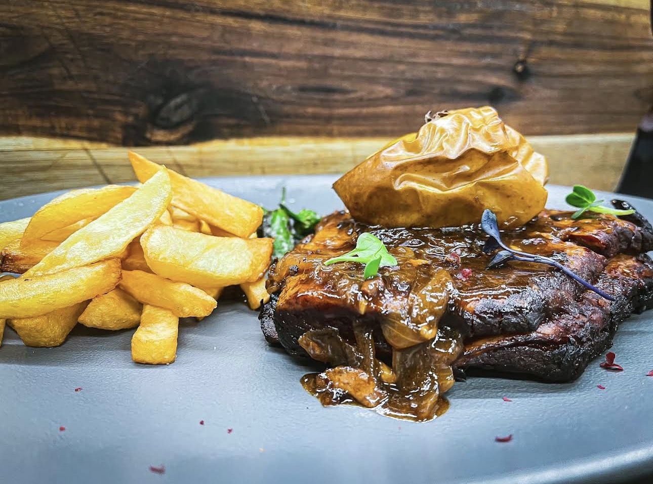 Costillas con cebolla y manzana