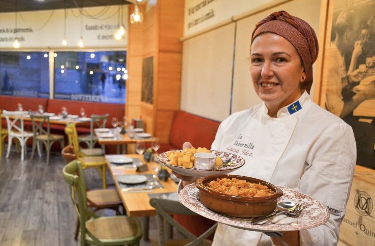 Lucía Fernández sirviendo en el comedor